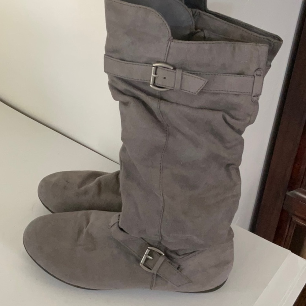Grey, size 6 Cherokee boots